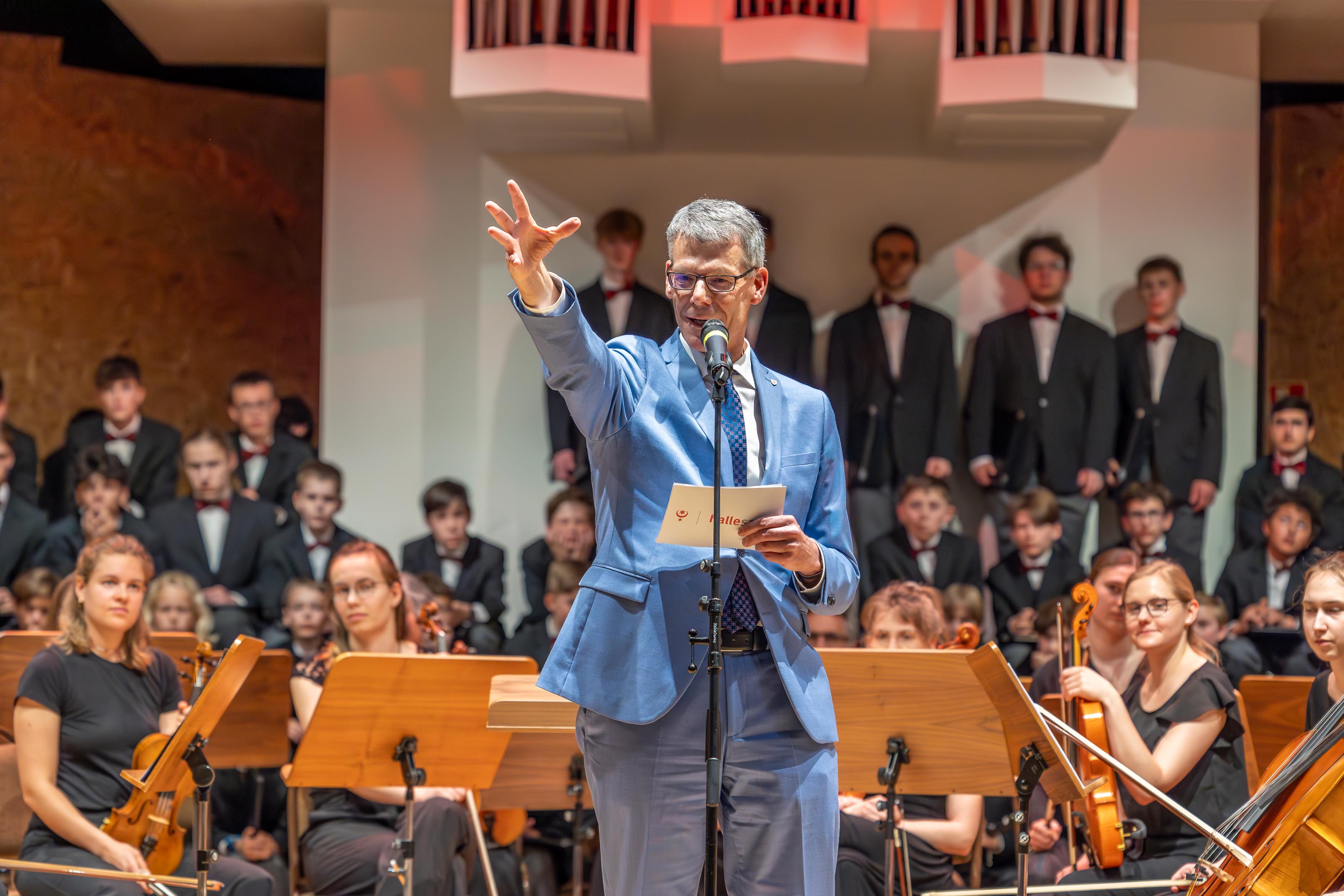 Bürgermeister Egbert Geier bei der Eröffnung in der Ulrichskirche