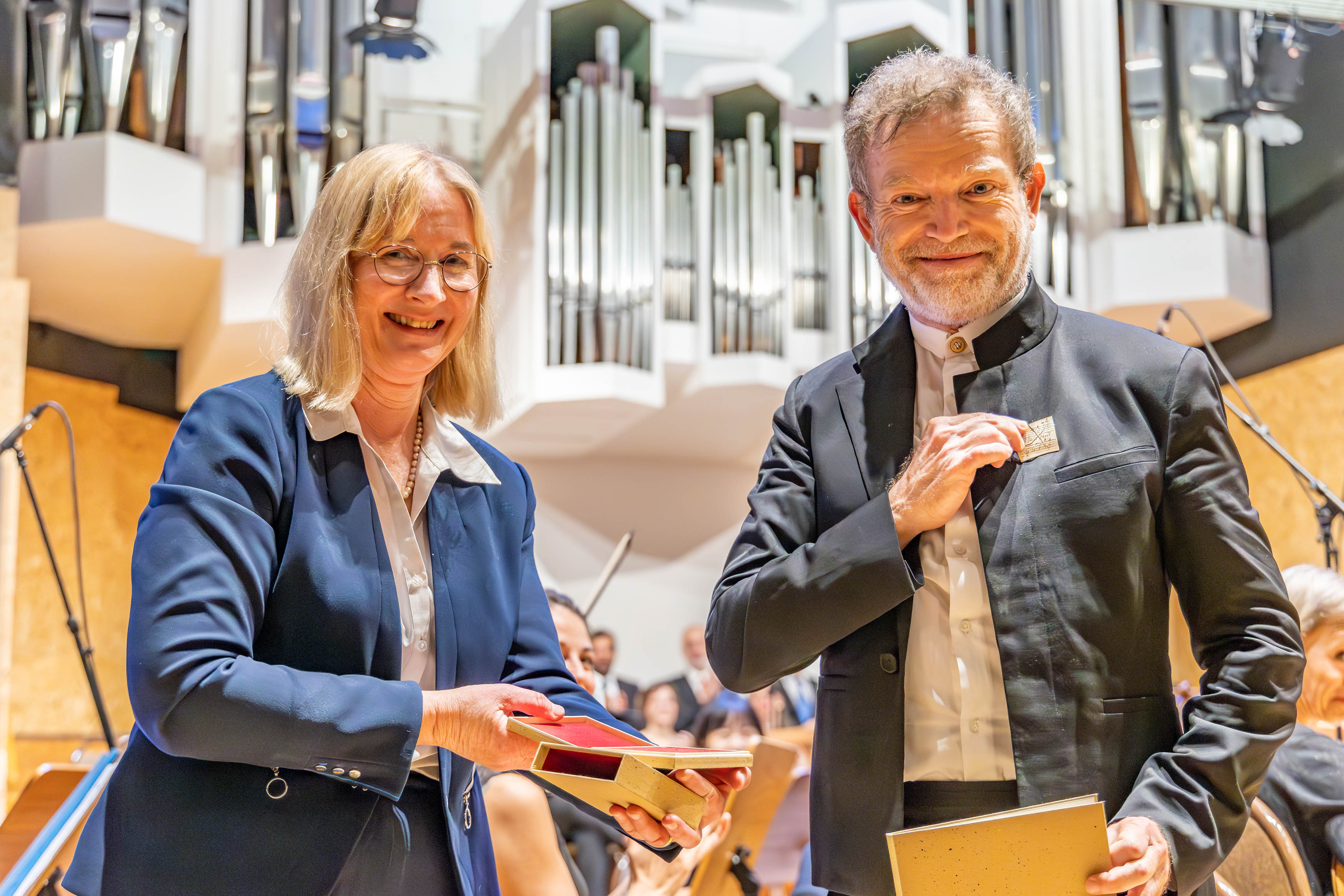 Beigeordnete der Stadt Halle für Sport und Kultur Dr. Judith Marquardt und Händel-Preisträger 2024 Christophe Rousset