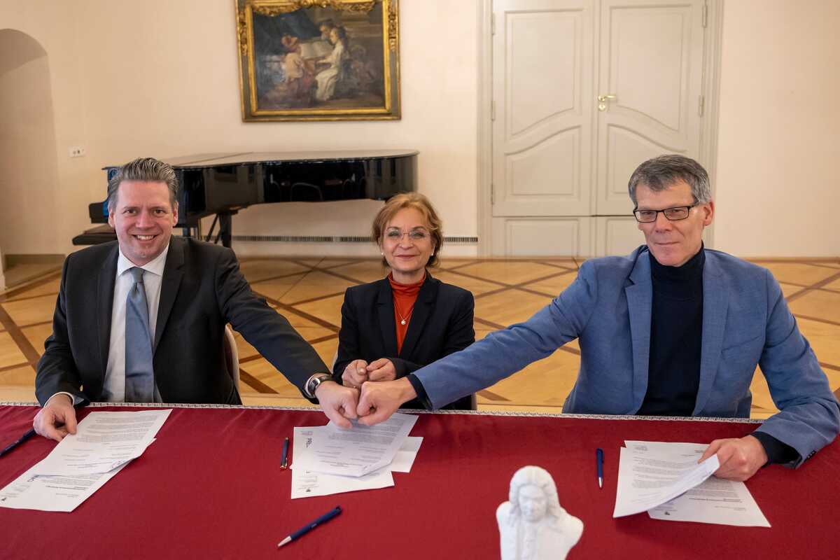 Unterschreiben im Händel-Haus die neue Finanzierungsvereinbarung der Stiftung (von links): Kulturstaatssekretär Dr. Sebastian Putz, die stellvertretende Direktorin der Stiftung Händel-Haus, Susanne Kriese-Ochs, und Bürgermeister Egbert Geier.