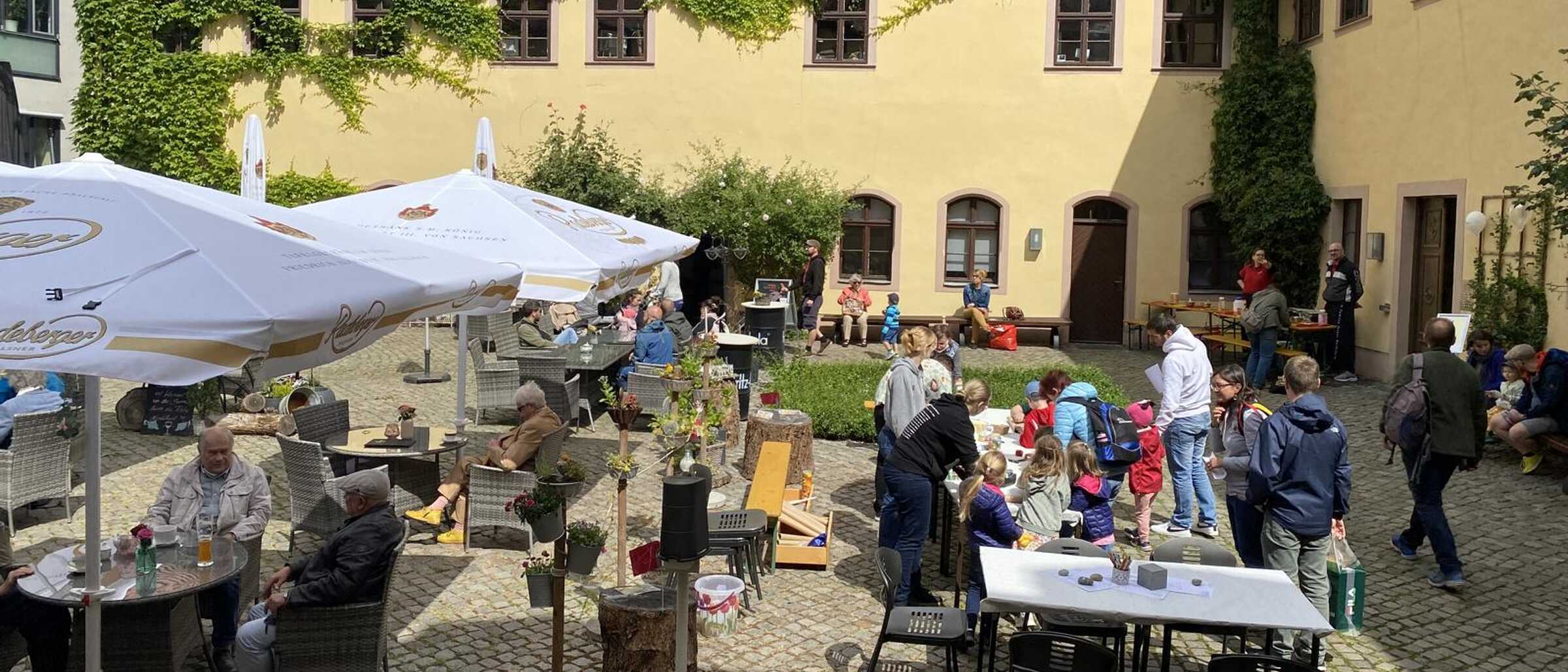 Familienfest im Hof (Foto: Patricia Reese)