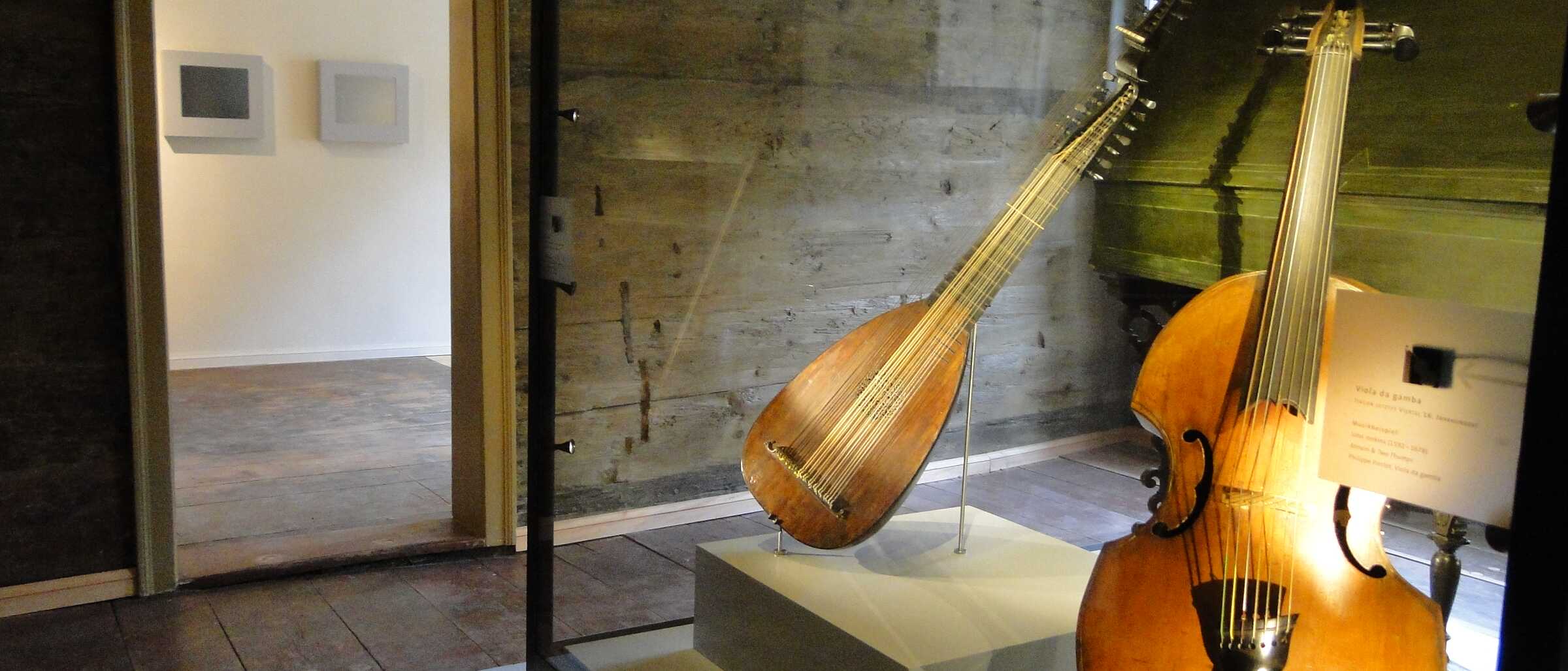 Tag des offenen Denkmals Blick in die Bohlenstube im Friedemann-Bach-Haus und die darin ausgestellten historischen Saiteninstrumente