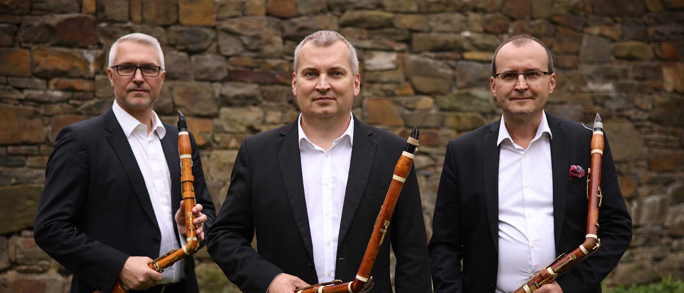 Focus Bohlenstube: Lotz Trio Drei Mitglieder von Lotz Trio mit ihren Instrumenten