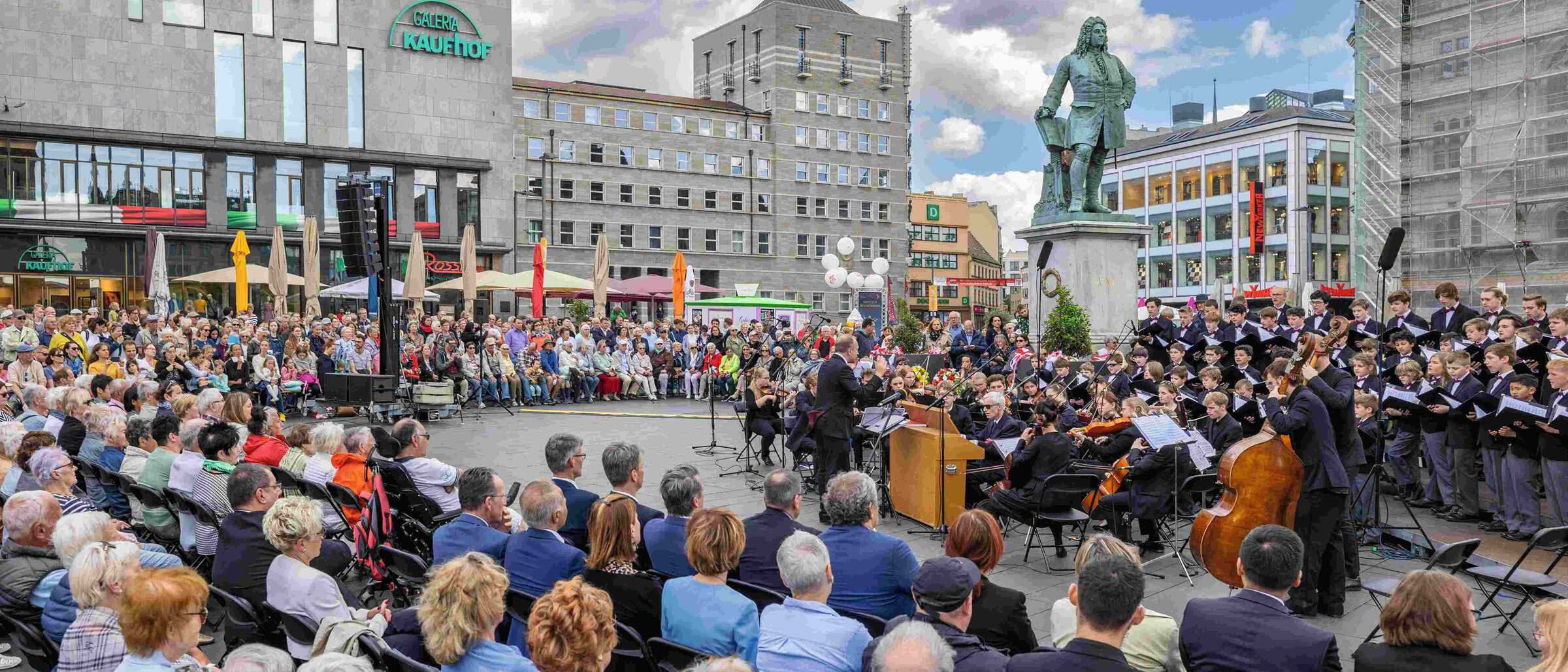 Feierstunde am Händel-Denkmal (Foto: Thomas Ziegler) Feierstunde am Händel-Denkmal